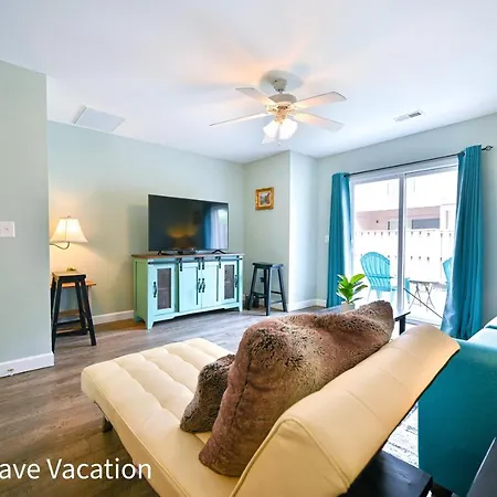 Lovely Townhouse One Block To The Beach